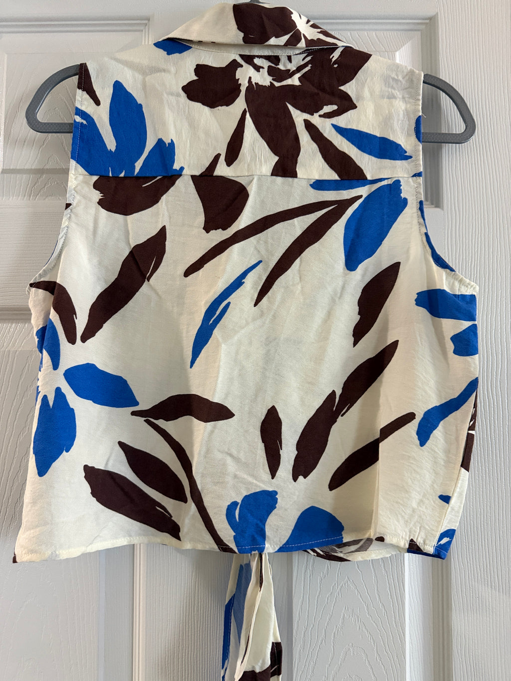 Jules & Leopold Cream Sleeveless Tie-Front Top with Blue and Brown Floral Print